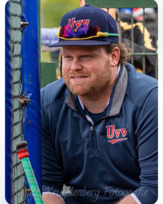 Het aftellen is begonnen! Nog maar een week en dan is Softball against Cancer editie ‘23 🎉Wij hebben er onwijs veel zin in. Jij ook?Ben je erbij, dan zul je ook training gaan krijgen van coach en oud scheidsrechter: Robin Stoevelaar. Jarenlang heeft hij in de hoofdklasse op top niveau zijn scheidsrechter skills ingezet. Inmiddels is hij hoofdcoach bij UVV. Met zijn bak aan ervaring kan hij jou zeker beter maken! Heel tof om jullie allemaal te zien 🥎Tot dinsdag 2 mei#totdan #softball #softballlife #softballseason #softballcoach #coach #tips #tricks #drills #beterworden #leren #samentegenkanker #kwf #dinsdag2mei #softballers #softbal #softballplayer #mensfastpitch #mensfastpitchsoftball #teaching #event #clinic #training #trainingday #havingfun #bestdays #pink #standup #goeddoel #fundraiser 🎉🤩