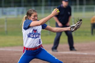 Bijna is het zover! Nog maarrrrr vier nachtjes slapen.. dan is Softball against Cancer editie ‘23 📣Wij hebben er onwijs veel zin in. Jij ook?Ben je erbij, dan zul je ook training gaan krijgen van: Zoë Gilles. Canadese Pitcher van TTT. Heel tof dat ook zij met al haar ervaring, enthousiasme en kennis jullie beter komt maken! Verwacht dan ook maar veel tip. Zin om jullie allemaal te zien dinsdag 2 mei🥎Ben jij er klaar voor?! 🎉#totdan #bijna #aftellen #samentegenkanker #tegenkanker #kwf #softballagainstcancer #softball #softballers #softballlife #softballseason #softballseason #softballgame #havingfun #pitchers #clinic #events #drills #tips #tricks #ttt #lookingforward #bestdays #samen #standup #softbal #teamnl #pitching #pitchingdrills #pitchingmechanics #havingfun #pink 🤩🎉