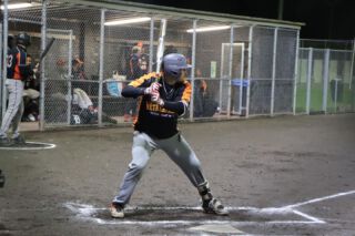 Bijna is het zover! Nog zes nachtjes slapen.. dan is Softball against Cancer editie ‘23 📣Wij hebben er onwijs veel zin in. Jij ook?Ben je erbij, dan zul je ook training gaan krijgen van: Noah Boer. Catcher voor zowel het Nederlands heren Softbalteam en bij Holy. Heel tof dat hij met al zijn ervaring, enthousiasme en kennis jullie beter komt maken! Verwacht dan ook maar veel tip. Zin om jullie allemaal te zien dinsdag 2 mei🥎Ben jij er klaar voor?! 🎉#totdan #noahboer #mensfastpitch #mensfastpitchsoftball #softball #softbal #softballers #softballteam #softballseason #softballplayer #softballgame #catcher#catcherdrills #tips #tricks #training #trainen #train #trainingday #clinic #event #samentegenkanker #kwf #goeddoel #zinin #dinsdag2mei #bijna #aftellen #bestdays #havingfun 🤩🎉