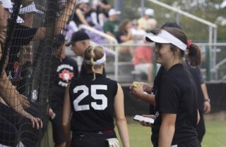Het aftellen is begonnen! Nog maar één week en dan is Softball against Cancer editie ‘23 📣Wij hebben er onwijs veel zin in. Jij ook?Ben je erbij, dan zul je ook training gaan krijgen van: Danielle de Ruiter. Een Canadese oud speelster van University of North Alabama, coach en speelster bij TTT dit jaar. Heel tof dat ook buitenlands speelsters weer willen helpen bij SAC. Zin om jullie allemaal te zien dinsdag 2 mei🥎Ben jij er klaar voor?! 🎉#totdan #softball #universitynorthalabama #alumi #player #softballplayer #softballcoach #catcher #infield #outfield #drills #tips #tricks #beterworden #leren #samentegenkanker #zinin #event #clinic #clinicday #train #training #trainhard #havingfun #bestdays 🎉🤩