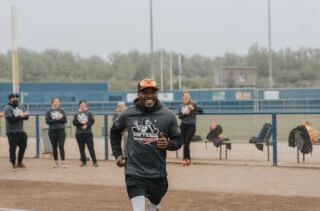 Bijna is het zover! Nog maarrrrr drie nachtjes slapen.. dan is Softball against Cancer editie ‘23 📣Wij hebben er onwijs veel zin in. Jij ook?Ben je erbij, dan zul je ook training gaan krijgen van: Jeff Delfina. Snelste speler van het Nederlands heren Softbalteam, outfielder, speler voor Olympia Haarlem en Personal Trainer! Heel tof dat ook hij met al zijn ervaring, enthousiasme en kennis jullie beter komt maken! Verwacht dan ook maar veel tip. Zin om jullie allemaal te zien dinsdag 2 mei🥎Ben jij er klaar voor?! 🎉#totdan #bijna #nogeenpaarnachtjesslapen #aftellen #samentegenkanker #kwf #speedy #snel #outfield #outfielder #outfielddrills #softball #softballers #mensfastpitch #mensfastpitchsoftball #softballseason #softballgame #softballdrills #clinic #event #standup #havingfun #bestdays #pink #events #training #trainingday #train #trainen #tips 🤩🎉