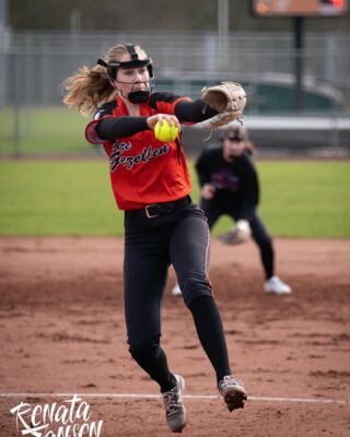 Bijna is het zover! Nog zes nachtjes slapen.. dan is Softball against Cancer editie ‘23 📣Wij hebben er onwijs veel zin in. Jij ook?Ben je erbij, dan zul je ook training gaan krijgen van 4 aanstormende talenten van het CTO! Deze meiden zijn zelf meerdere keren bij SAC geweest en komen ons nu helpen vanaf de andere kant. Lea Maartens, Madelief Croonen, Eline Brandsma & Sienna Boelens! Top dat jullie de toekomstige SAC instructors zijn voor de komende 15 jaar 🎉 Zin om jullie allemaal te zien dinsdag 2 mei🥎Ben jij er klaar voor?! 🎉#totdan #cto #detoekomst softball #softbal #softballers #softballteam #softballseason #softballplayer #softballgame #drills #tips #tricks #training #trainen #train #trainingday #clinic #event #samentegenkanker #kwf #goeddoel #zinin #dinsdag2mei #bijna #aftellen #bestdays #havingfun 🤩🎉