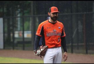 Bijna is het zover! Nog zes nachtjes slapen.. dan is Softball against Cancer editie ‘23 📣Wij hebben er onwijs veel zin in. Jij ook?Ben je erbij, dan zul je ook training gaan krijgen van: Jonell Pirela. Infielder voor het Nederlands heren Softbalteam en bij TTT.  Heel tof dat hij met al zijn ervaring, enthousiasme en kennis jullie beter komt maken! Verwacht dan ook maar veel tip. Zin om jullie allemaal te zien dinsdag 2 mei🥎Ben jij er klaar voor?! 🎉#totdan #jonel #mensfastpitch #mensfastpitchsoftball #softball #softbal #softballers #softballteam #softballseason #softballplayer #softballgame #infield #infielddrills #tips #tricks #training #trainen #train #trainingday #clinic #event #samentegenkanker #kwf #goeddoel #zinin #dinsdag2mei #bijna #aftellen #bestdays #havingfun 🤩🎉