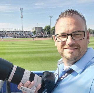 Bijna is het zover! Nog maarrrrr twee nachtjes slapen.. dan is Softball against Cancer editie ‘23 📸Wij hebben er onwijs veel zin in. Jij ook?Helaas konden de fotografen (Renata en Jaap) van afgelopen jaar er helaas niet bij zijn dit jaar.Maar gelukkig hebben we twee nieuwe toppers gevonden die jullie mooi gaan vast leggen die dag!! En wat voor een toppers..De mooiste foto’s zullen dinsdag geschoten gaan worden door aller eerst: David Mulder.Zelf jarenlang coach geweest bij vooral HCAW en nu sinds een aantal jaren super goed met de camera. Zijn ervaring helpt dan ook om juist de goede, spectaculaire en spannende momenten vast te leggen.Zet vooral je mooiste lach op en ga genieten die dag. Jullie worden mooi vastgelegd. Zin om jullie allemaal te zien dinsdag 2 mei🥎Ben jij er klaar voor?! 🎉#totdan #fotograaf #fotografie #sportfotografie #softball #softballfoto #fotos #collectingmemories #makingmemories #smile #havingfun #bestdays #samentegenkanker #foto #vastleggen #capture #softballagainstcancer #softballplayers #softballgame #softballseason #softballdrills #fotocatchers #davidmulder #zonnetje #goeddoel #dankjewel #goededoelen #vrijwilliger #zinin #dinsdag2mei 📸🤩🎉