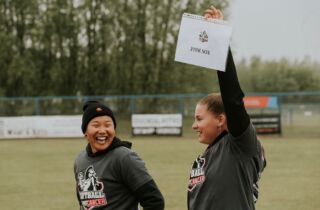 Bijna is het zover! Nog maarrrrr vier nachtjes slapen.. dan is Softball against Cancer editie ‘23 📣Wij hebben er onwijs veel zin in. Jij ook?Ben je erbij, dan zul je ook training gaan krijgen van: Yindi Beekveldt van Olympia Haarlem. Heel tof dat ook zij met al haar ervaring, enthousiasme en kennis jullie beter komt maken! Verwacht dan ook maar veel tip. Zin om jullie allemaal te zien dinsdag 2 mei🥎Ben jij er klaar voor?! 🎉#totdan #bijna #aftellen #samentegenkanker #tegenkanker #kwf #softballagainstcancer #softball #softballers #softballlife #softballseason #softballseason #softballgame #havingfun #pitchers #clinic #events #drills #tips #tricks #ttt #lookingforward #bestdays #samen #standup #softbal #teamnl #pitching #pitchingdrills #pitchingmechanics #havingfun #pink 🤩🎉