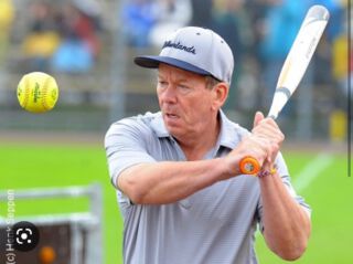 Bijna is het zover! Nog maarrrrr twee nachtjes slapen.. dan is Softball against Cancer editie ‘23 📣Wij hebben er onwijs veel zin in. Jij ook?Jullie dachten vast dat we klaar waren met voorstellen.. vandaag doen we nog de twee laatste 🍒 op de taart en de fotografen voorstellen.Dus ben jij er dinsdag bij? Dan ga je ook training krijgen van: Craig Montvidas. Oud honkbalspeler, maar vooral vele jaren succesvol coach geweest van het Nederlands dames team en in de Italiaanse competitie. Heel tof dat ook hij met al zijn ervaring, enthousiasme en kennis jullie beter komt maken! Verwacht dan ook maar veel tip. Zin om jullie allemaal te zien dinsdag 2 mei🥎Ben jij er klaar voor?! 🎉#totdan #teamnl #coach #instructors #softball #knbsb #softbal #softballers #softballseason #softballgame #softballclinic #softballevent #event #clinic #train #training #trainingday #samentegenkanker #kwf #softballagainstcancer #drills #tips #tricks #havingfun #bestdays #zinin #aftellen #bijna #sac #standup 🤩🎉