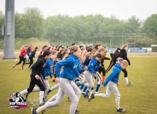 Met gierende banden naar Hoofddorp!Softball against Cancer, dinsdag 2 mei 📣🎉Het is zover! En natuurlijk ben je ook van harte welkom om te komen kijken of onze shop te bezoeken..10u - Openingsceremonie
Erna ochtend programmaBoven in de kantine voorbij de glazen meetingroom staan we met de merchandise shop 🤩Wees welkom! Tot straks#zinin #softball #softballagainstcancer #samentegenkanker #feest #softballers #softbal #softballers #softballseason #softballplayer #softballgame #softballdrills #drills #tips #tricks #event #clinic #bestdays #havingfun #goeddoel #standup #smiles #warmingup #yaaay #sac #leukedingen #hoofddorp #kijkenmag 🥎🤩🎉