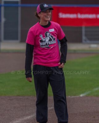 Bijna is het zover! Nog maarrrrr drie nachtjes slapen.. dan is Softball against Cancer editie ‘23 📣Wij hebben er onwijs veel zin in. Jij ook?Ben je erbij, dan zul je ook training gaan krijgen van: Cindy van der Zanden. Dit multi talent speelt op veel verschillende plekken zowel in het in- als outfield! Dit doet ze voor het Nederlands Softbalteam en ook voor Olympia Haarlem. Heel tof dat ook zij met al haar ervaring, enthousiasme en kennis jullie beter komt maken! Verwacht dan ook maar veel tip. Zin om jullie allemaal te zien dinsdag 2 mei🥎Ben jij er klaar voor?! 🎉#totdan #bijna #nogeenpaarnachtjesslapen #aftellen #samentegenkanker #kwf #speedy #snel #outfield #outfielder #outfielddrills #softball #softballers #mensfastpitch #mensfastpitchsoftball #softballseason #softballgame #softballdrills #clinic #event #standup #havingfun #bestdays #pink #events #training #trainingday #train #trainen #tips 🤩🎉