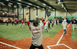 Handjes omhoog,
want nog maar ÉÉN nachtje slapen 🎉📣Morgen is het zover Softball against Cancer editie ‘23!Essentiële spullen om mee te nemen:
- Handschoen(en) 🥎
- Softbal schoenen
- Helm
- Knuppel
- Bidon
- Lunch / Snacks
- SAC trui
- (SAC) pet / zonnebril
- Zonnebrand
- Haarelastiek + reserve
- Eventueel: telefoon voor foto’s met de instructeurs
- Als je merchandise of iets te eten/drinken wilt kopen: wat geld
- Bal, voor eventueel handtekeningen van de instructeursMaar vooral, de belangrijkste twee:
Je glimlach en plezier!! 😃#totdan #softballagainstcancer #samentegenkanker #havingfun #bestdays #zinin #morgen #nogeennachtjeslapen #clinic #event #softball #softballseason #softballgame #softballplayer #softballdrills #drills #tips #tricks #standup #teamnl #knbsb #beterworden #leren #softbal #slaan #gooien #vangen #pitcher #catcher #infield 🥎🎉