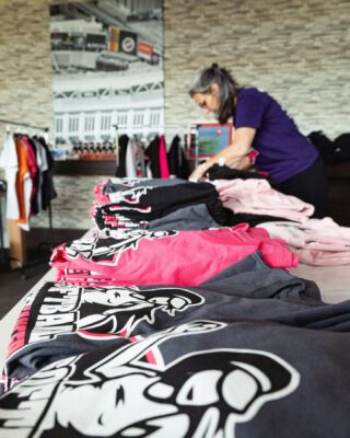 GECANCELD! ❌Helaas kunnen wij gezien omstandigheden morgen onze shop niet open hebben. Mocht je iets willen bestellen of hebben hou dan onze shop en socials in de gaten. Wij willen zeker nog eens open!Of heb jij een toernooi of event waar je ons bij wilt hebben? Stuur ons dan gerust een dm en kijken we samen wat we kunnen regelen.Onze excuses! En alle Little League deelnemers: HEEL veel succes en plezier die weekend met het NK 🎉 🎉#verkoop #merchandise #softball #softbal #softballers #softballdrills #sac #baseball #baseballagainstcancer #softballagainstcancer #littleleague #zinin #komjijlangs #zondag28mei #roze #zwart #grijs #pioniers #staanvoorjeklaar #kwf #standup #samentegenkanker #sponsor 💜🎉